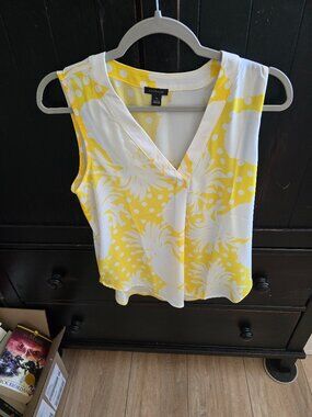 Ann Taylor XS winter white and yellow floral sleeveless blouse